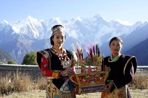 林芝：三月桃花與雪山、麥田、峽谷交織