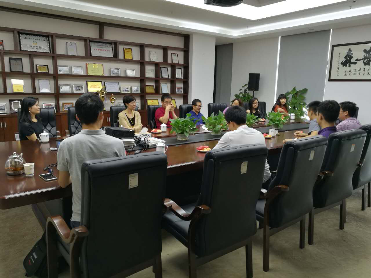 深圳市盐港中学杜晓红副校长一行莅临鸿普森参观指导
