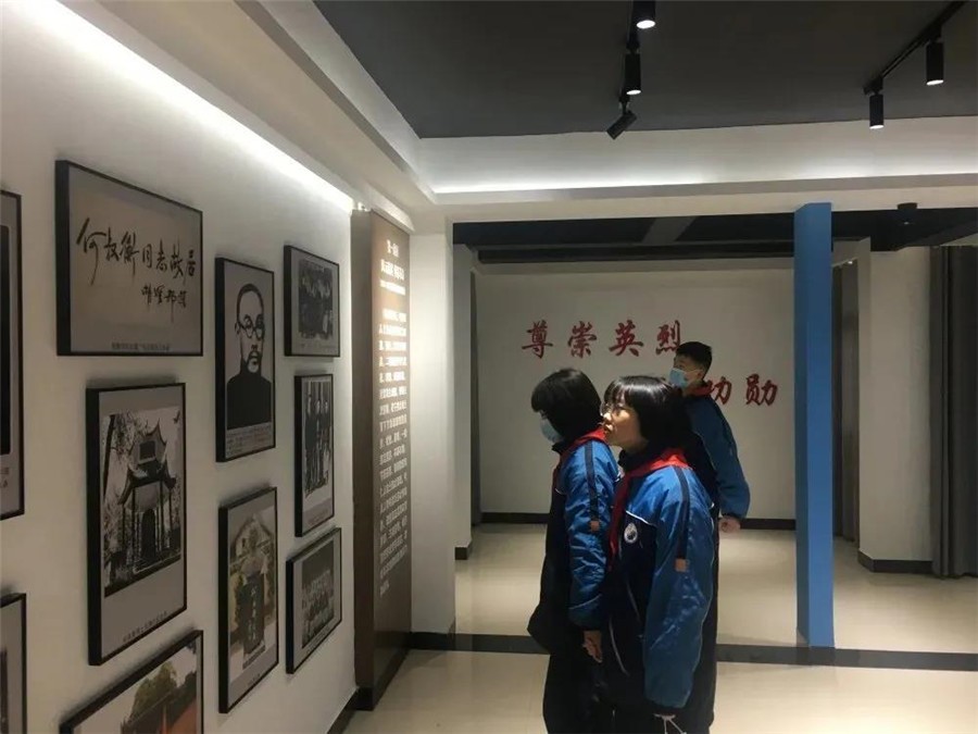 长郡沩东中学组织学生前往烈士陵园祭奠缅怀革命先烈
