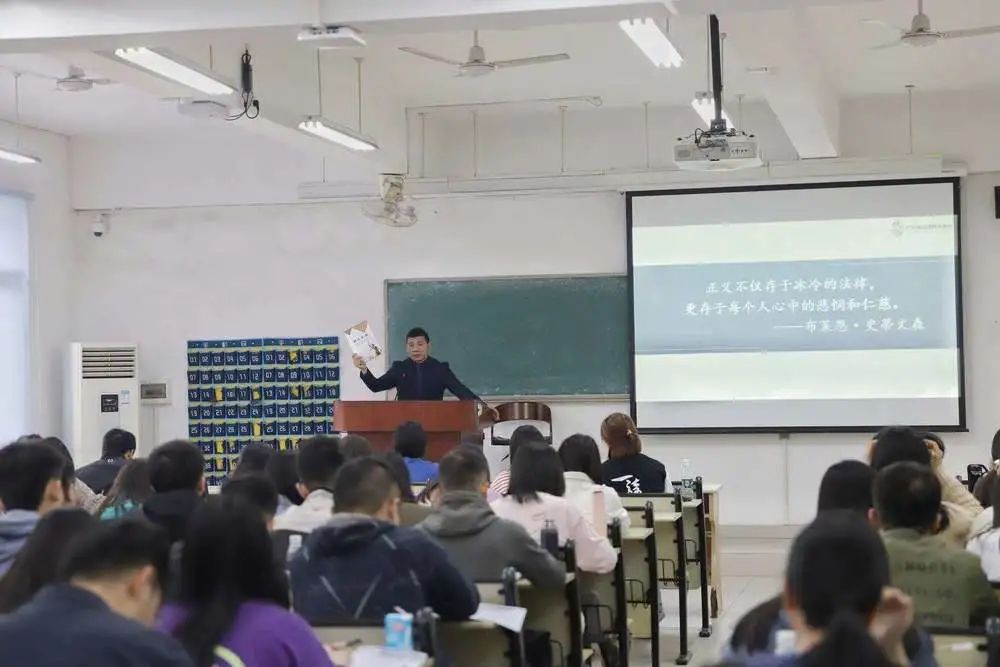 为破解法学本科教育中“理论与实务对接”的瓶颈，创新人才培养模式，改革课堂教学方式方法，推进“实务进课堂”专题课程，广东警官学院邀请从事法律实务工作者走进课堂为学生授课，帮助同学们了解法治进程、实现法律