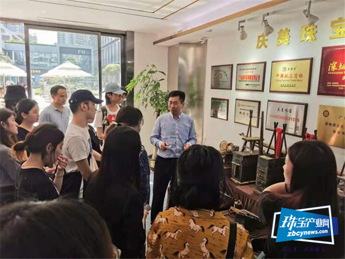 感受非遗之美 四川美院师生前来庆美银楼银器博物馆参观学习 感受非遗之美 四川美院师生前来庆美银楼银器博物馆参观学习