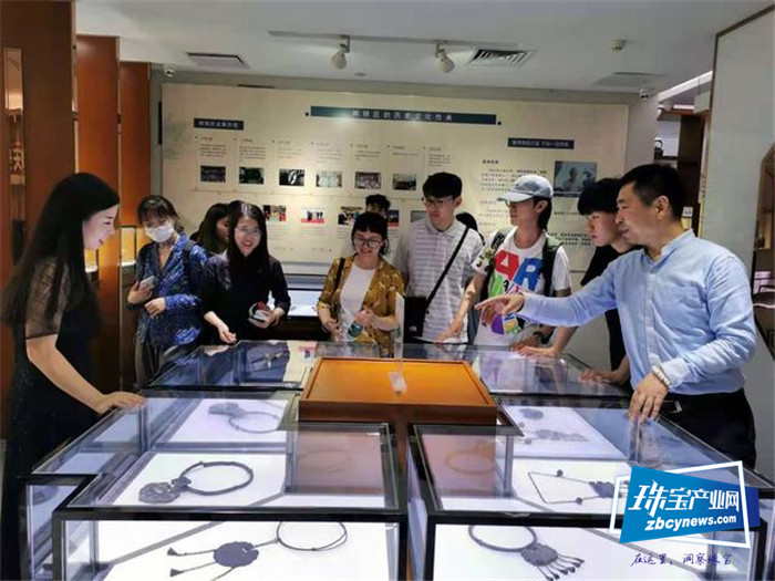 感受非遗之美 四川美院师生前来庆美银楼银器博物馆参观学习 感受非遗之美 四川美院师生前来庆美银楼银器博物馆参观学习