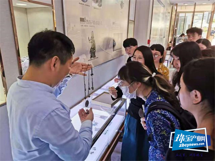 感受非遗之美 四川美院师生前来庆美银楼银器博物馆参观学习 感受非遗之美 四川美院师生前来庆美银楼银器博物馆参观学习