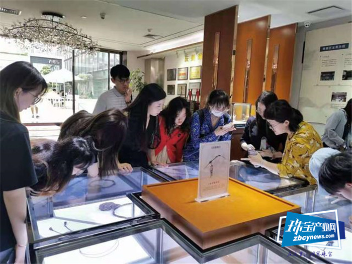 感受非遗之美 四川美院师生前来庆美银楼银器博物馆参观学习 感受非遗之美 四川美院师生前来庆美银楼银器博物馆参观学习