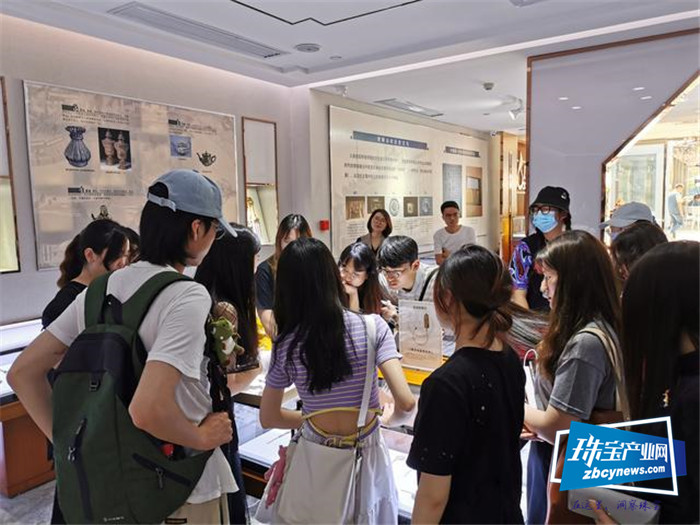 感受非遗之美 四川美院师生前来庆美银楼银器博物馆参观学习 感受非遗之美 四川美院师生前来庆美银楼银器博物馆参观学习