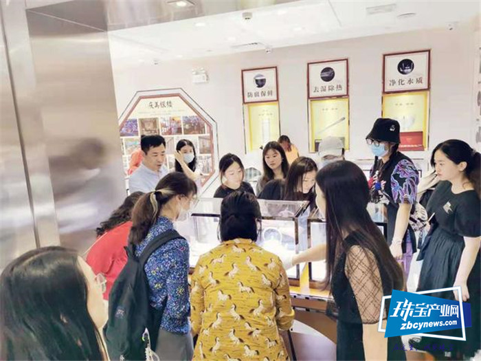 感受非遗之美 四川美院师生前来庆美银楼银器博物馆参观学习 感受非遗之美 四川美院师生前来庆美银楼银器博物馆参观学习