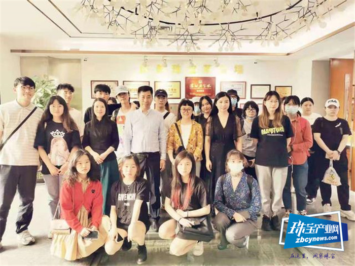 感受非遗之美 四川美院师生前来庆美银楼银器博物馆参观学习 感受非遗之美 四川美院师生前来庆美银楼银器博物馆参观学习