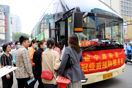 包車(chē)接送保障安全——長(zhǎng)運(yùn)二公司助力建寧路街道開(kāi)展疫苗接種工作