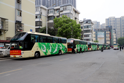 包車(chē)接送保障安全——長(zhǎng)運(yùn)二公司助力建寧路街道開(kāi)展疫苗接種工作