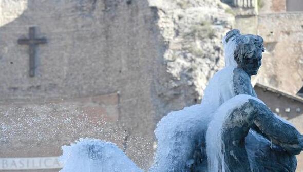 意大利罗马进入“速冻模式” 广场喷泉结冰