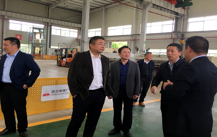 集团公司党委书记、董事长刘光辉到必威体育直播登录厂考察 集团公司党委书记、董事长刘光辉到必威体育直播登录厂考察
