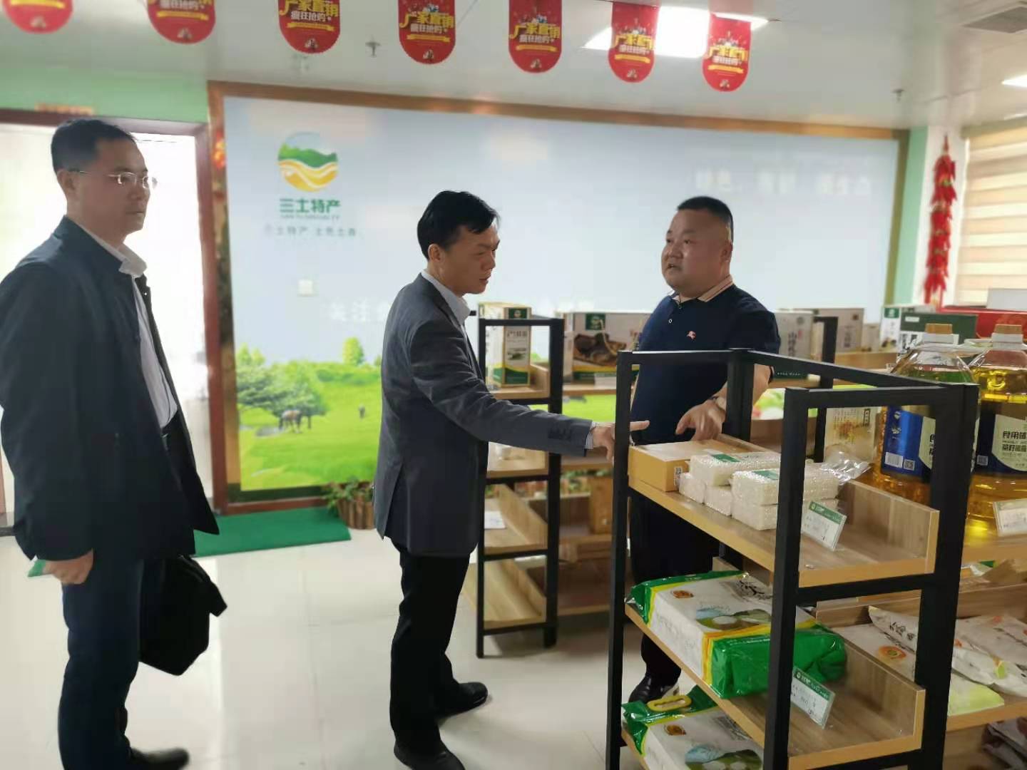 华农资源与环境学院院长谭文峰教授一行来集团参观交流 华农资源与环境学院院长谭文峰教授一行来集团参观交流