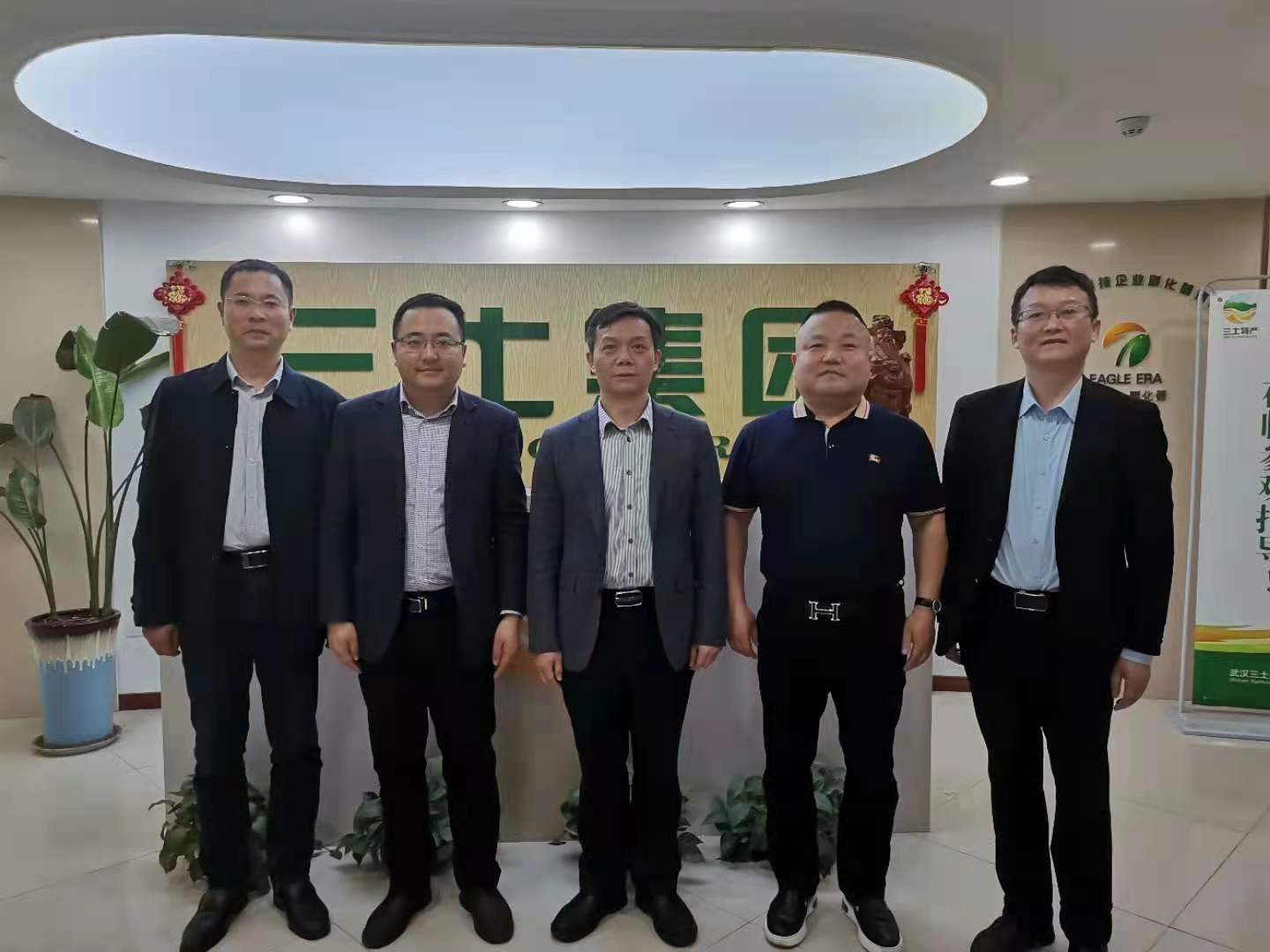 华农资源与环境学院院长谭文峰教授一行来集团参观交流 华农资源与环境学院院长谭文峰教授一行来集团参观交流