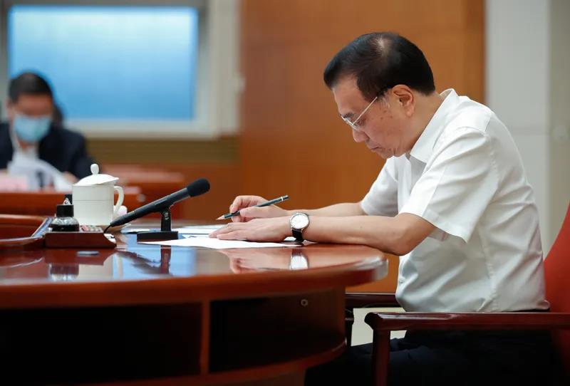 李克强主持召开经济形势专家和企业家座谈会 李克强主持召开经济形势专家和企业家座谈会
