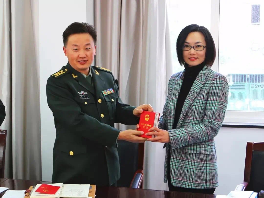从军人到律师:卸下戎装,他换种方式守护正义 | 八一特辑 从军人到律师:卸下戎装,他换种方式守护正义 | 八一特辑