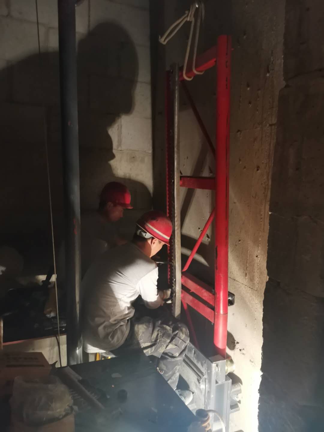河南施工电梯维修安装过程中的注意事项