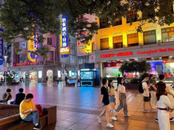 从第一间咖啡馆到第一家无人咖啡亭，南京东路花了180年。