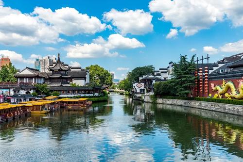  張家界旅游按下“暫停鍵”、多地景區(qū)關(guān)閉，旅游業(yè)暑期檔是否會(huì)提前結(jié)束？