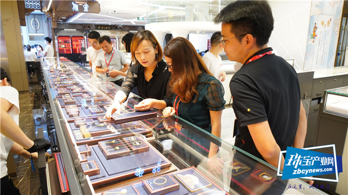 明丰珠宝新品发布会举行,「传家金•点钻」系列正式亮相 明丰珠宝新品发布会举行,「传家金•点钻」系列正式亮相