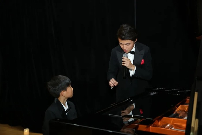 国际著名钢琴家张海鸥携手青苗师生，共同遨游黑白琴键间的音乐世界