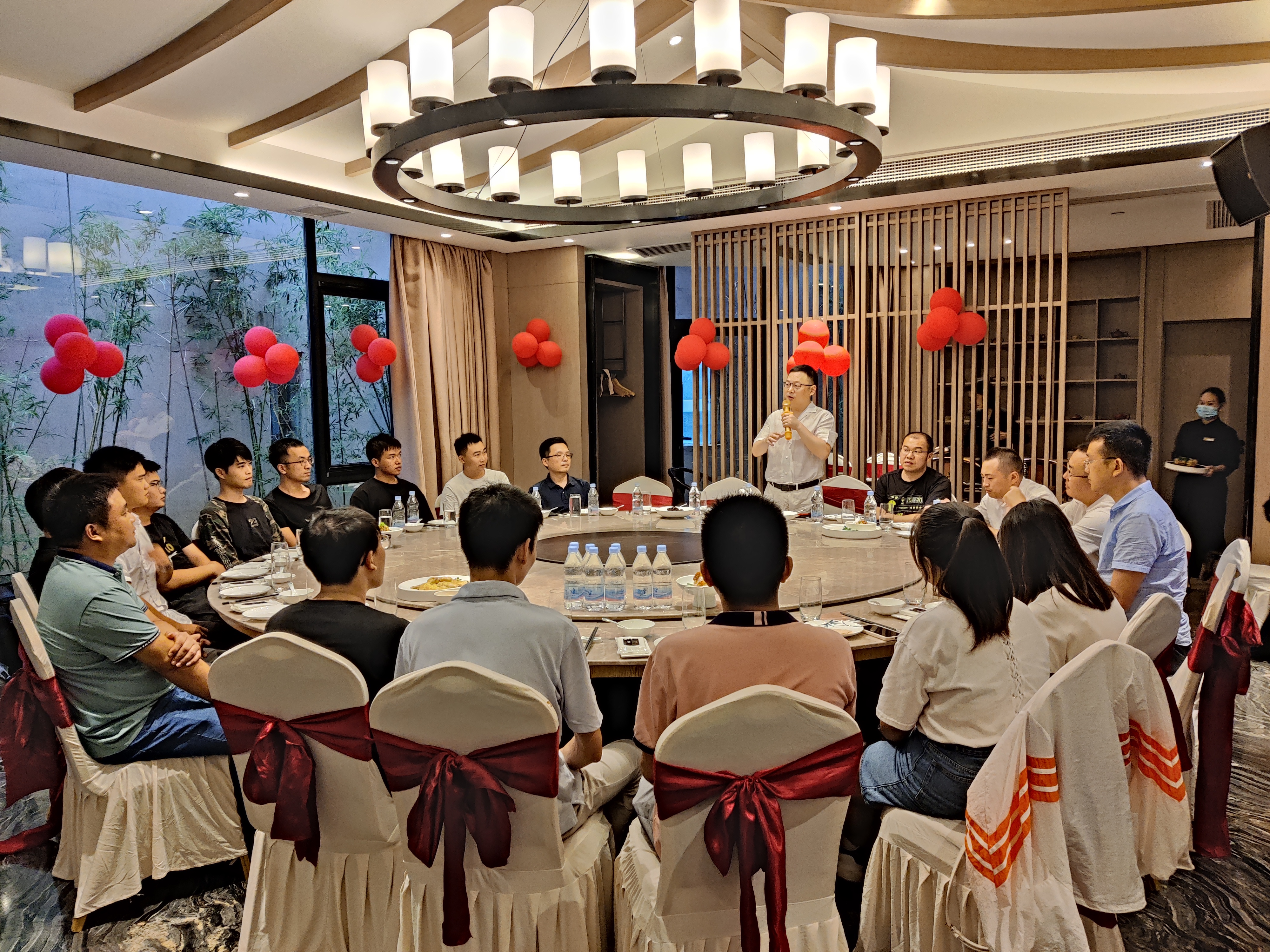 公司核心骨干与新兵营学员再结师徒缘 公司核心骨干与新兵营学员再结师徒缘