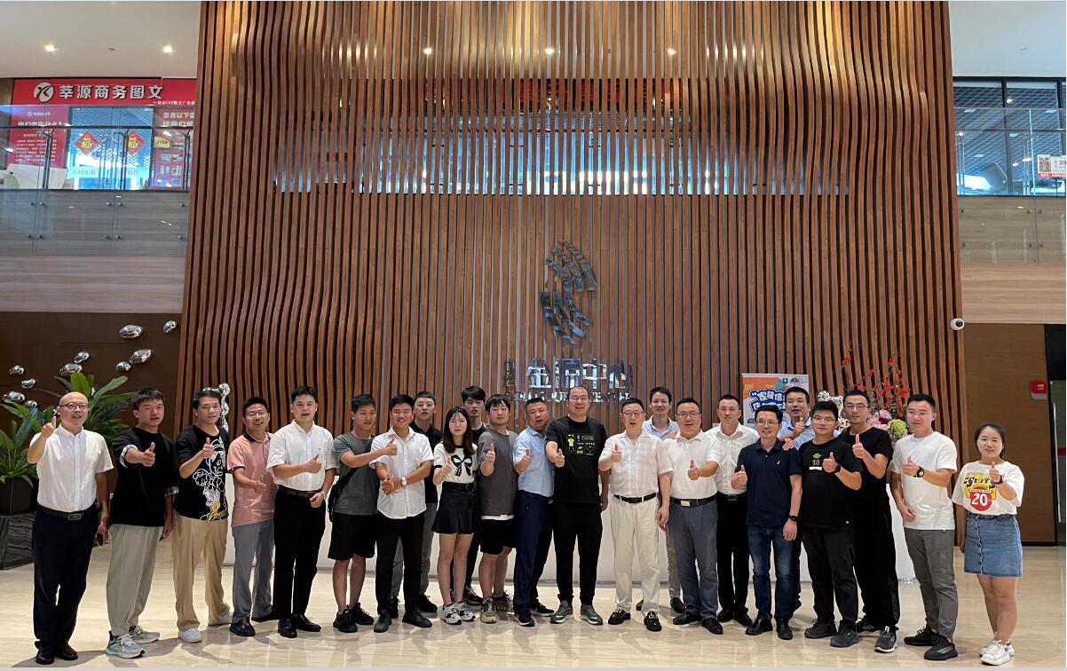公司核心骨干与新兵营学员再结师徒缘 公司核心骨干与新兵营学员再结师徒缘