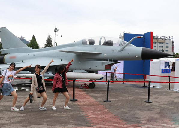 航誉科技携1:1歼-10S战斗机模型亮相第21届北京科博会