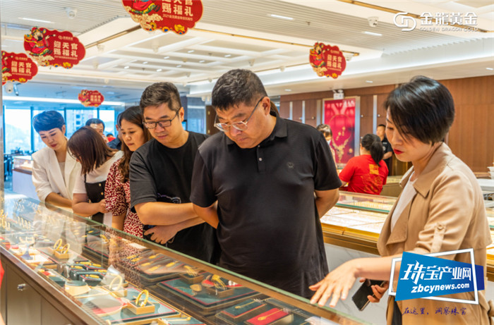金龙黄金举行媒体见面会,「天官赐福」等新品亮相 金龙黄金举行媒体见面会,「天官赐福」等新品亮相