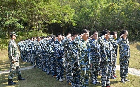 参加重庆户外拓展训练解决团队相互信任问题