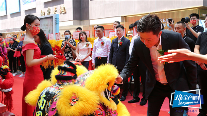 2吨现货黄金迎接采购季,金明丰集团万山展厅新装开业 2吨现货黄金迎接采购季,金明丰集团万山展厅新装开业