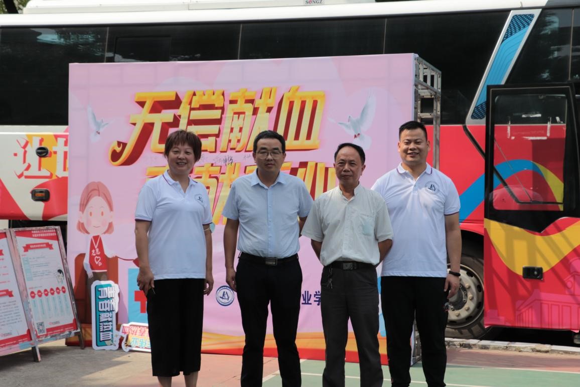 我院組織百余名學生參加楊園街道 團體無償獻血活動 我院組織百余名學生參加楊園街道 團體無償獻血活動