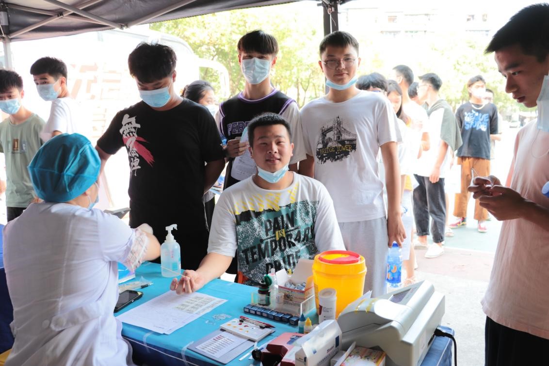 我院組織百余名學生參加楊園街道  團體無償獻血活動