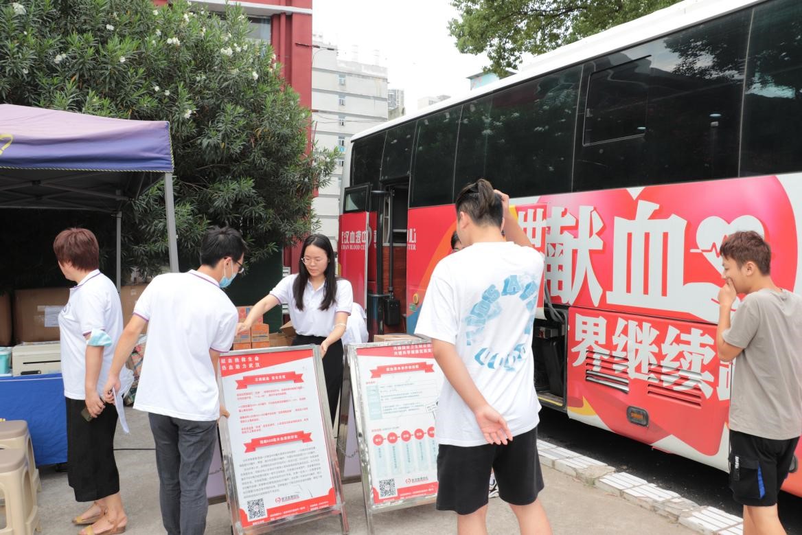 我院組織百余名學生參加楊園街道 團體無償獻血活動 我院組織百余名學生參加楊園街道 團體無償獻血活動