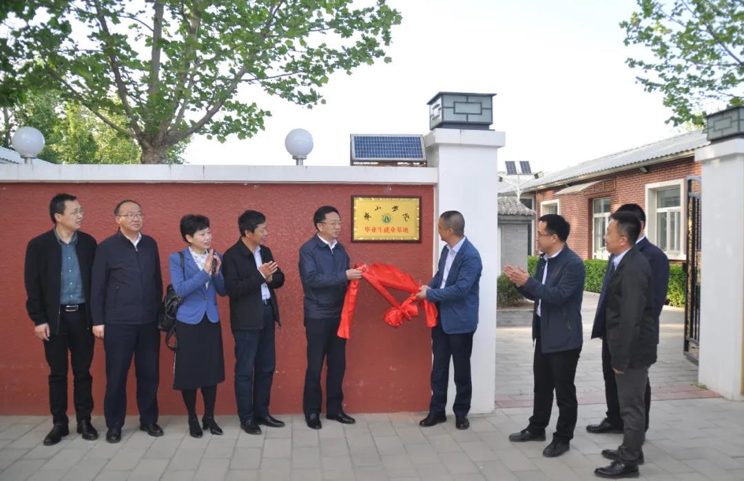 黄山学院党委书记汪枫率队亲莅猎户集团出席“黄山学院毕业生就业基地”揭牌仪式