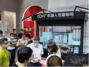 上海市委宣传部副部长、国资委副主任王亚元莅临文博会现场，视察“cofe+机器人咖啡亭”