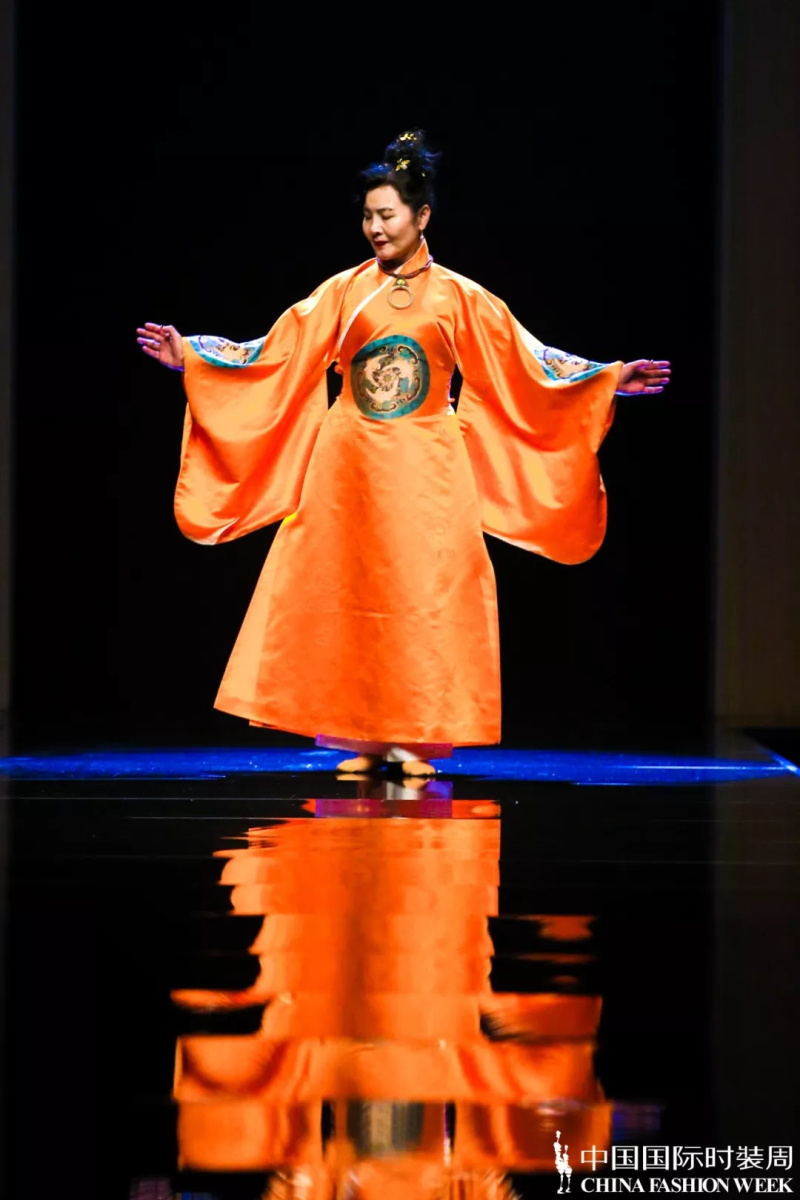 米兰欧×中国国际时装周丨你负责前排看秀，我负责后台做秀