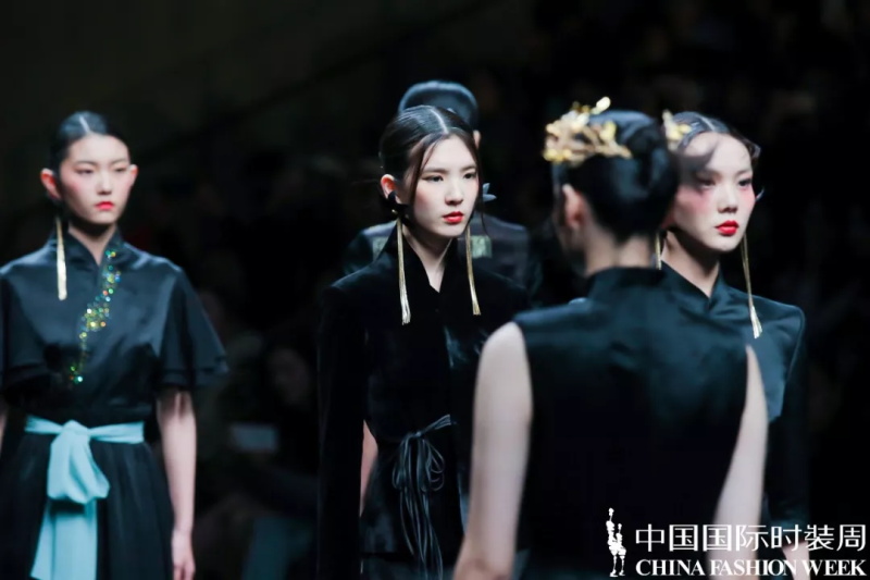 米兰欧×中国国际时装周丨你负责前排看秀,我负责后台做秀 米兰欧×中国国际时装周丨你负责前排看秀,我负责后台做秀