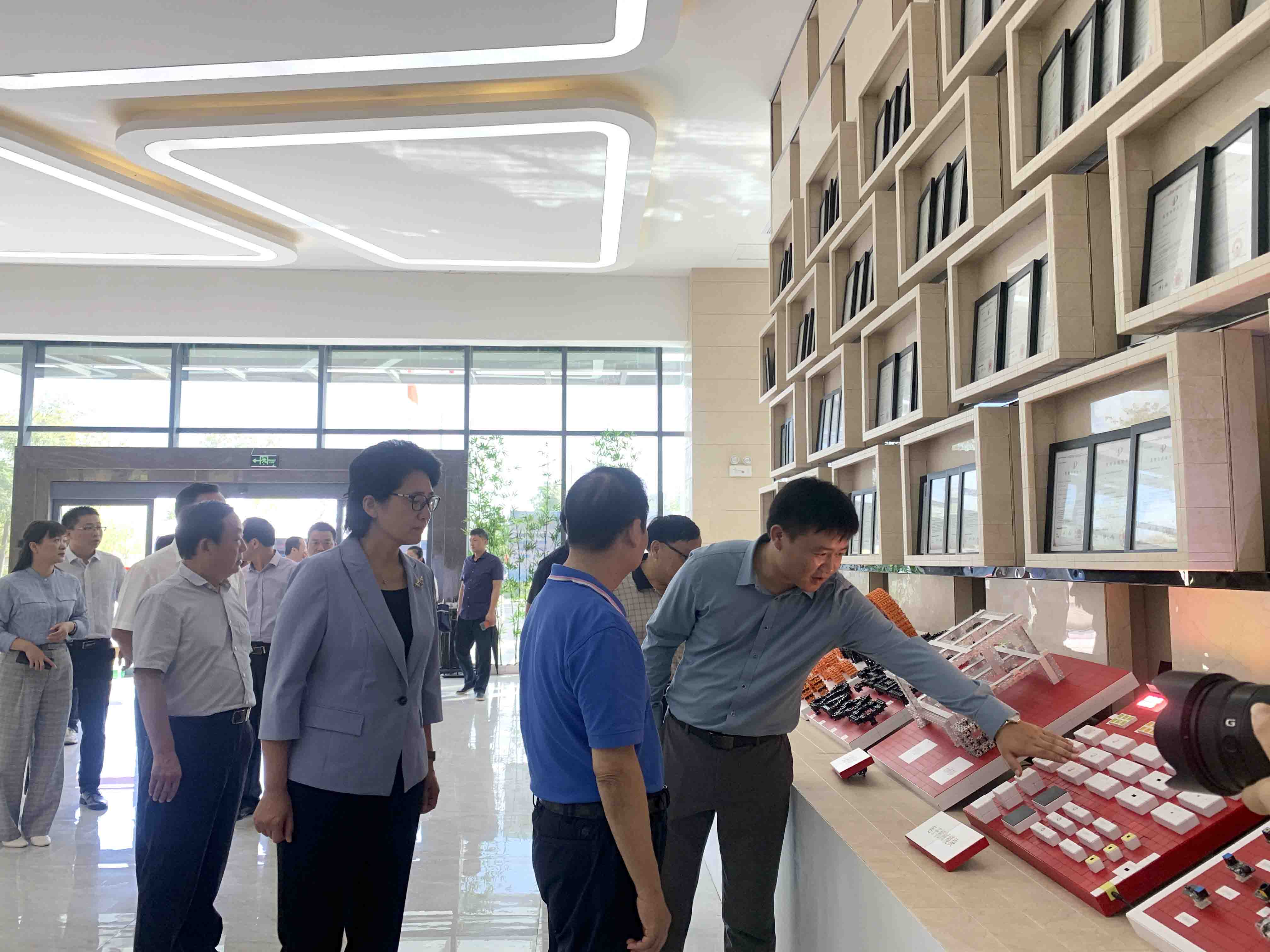 喜获“湖南省关心下一代教育示范基地”称号,省关工委领导莅临beplay官方网站地址揭牌、调研 喜获“湖南省关心下一代教育示范基地”称号,省关工委领导莅临beplay官方网站地址揭牌、调研