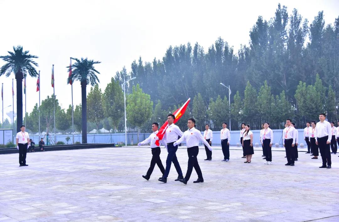 庆祝新中国成立72周年！集团邯郸金田阳光城举行升国旗仪式