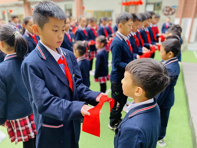 小学部入队仪式 | 红领巾心向党，枫华少年正成长