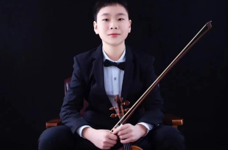  祝贺上海音乐学院附中小提琴学生吴季潼获得意大利巴列塔城比赛特等奖！