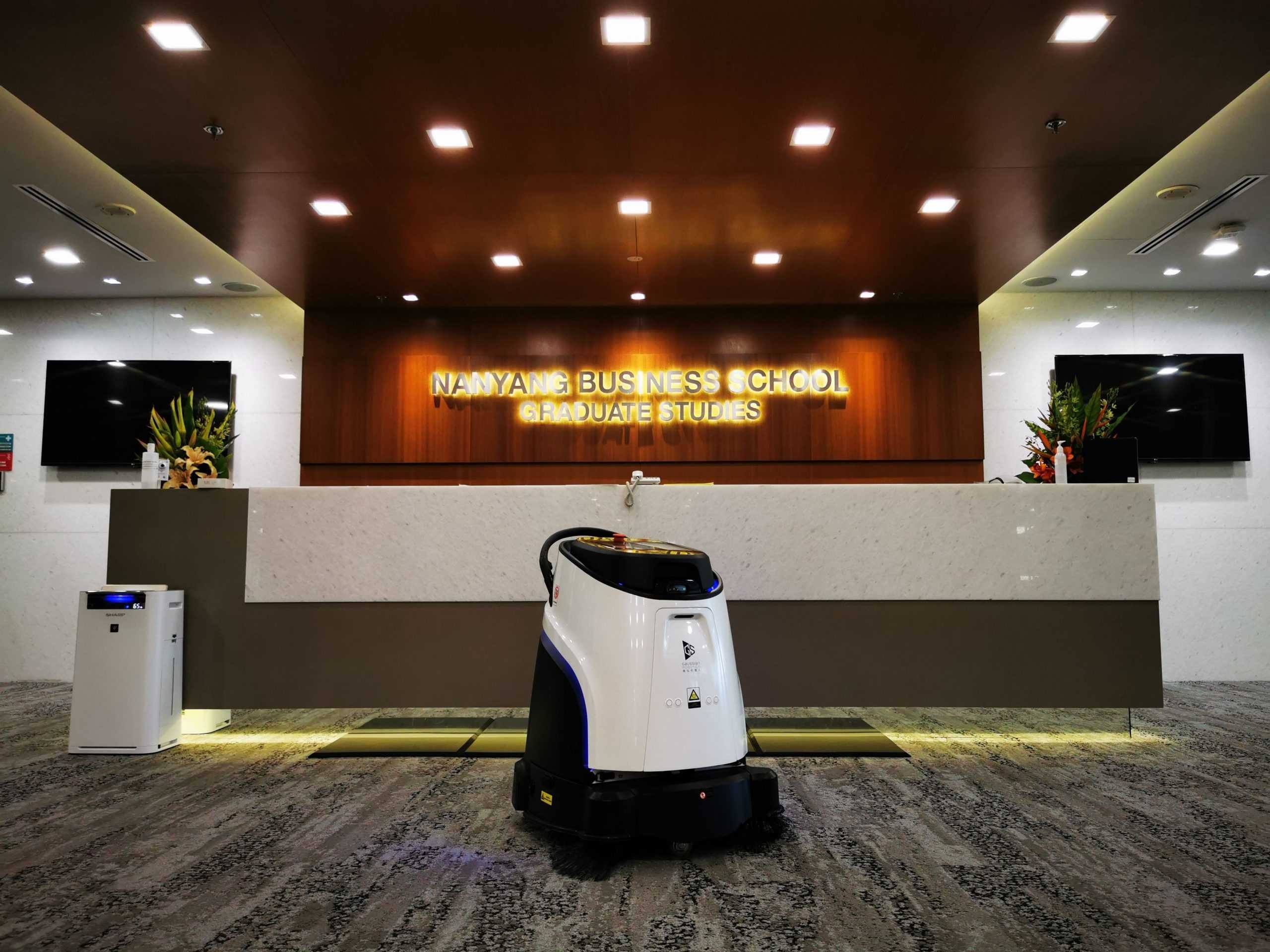 開學季！新國大、港科大、人大校園清潔都在用高仙機器人