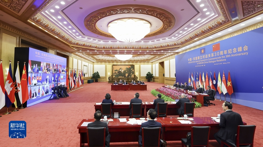 习近平出席并主持中国－东盟建立对话关系30周年纪念峰会 正式宣布建立中国东盟全面战略伙伴关系