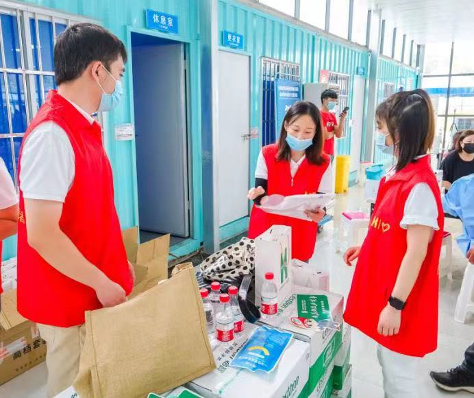 華西金控第一黨支部開展“清涼享益夏、志愿助接種”志愿者服務活動