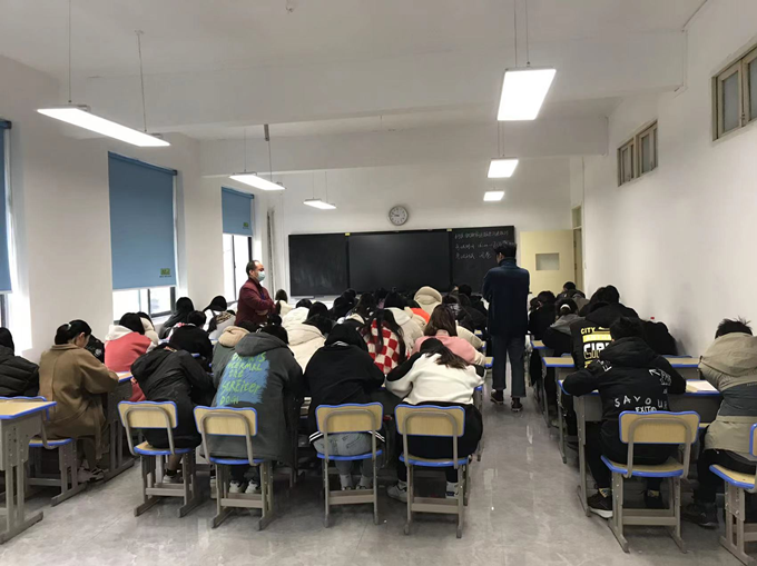 不负韶华 砥砺前行——武汉江南技术学校期中考试总结及表彰大会