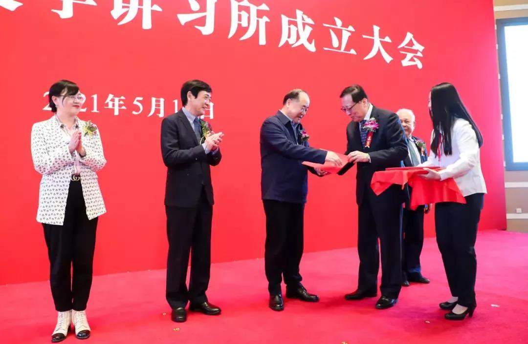 重磅 | 乐学集团总裁曹允东出席北京大学文学讲习所成立仪式,双方将展开深度合作 重磅 | 乐学集团总裁曹允东出席北京大学文学讲习所成立仪式,双方将展开深度合作
