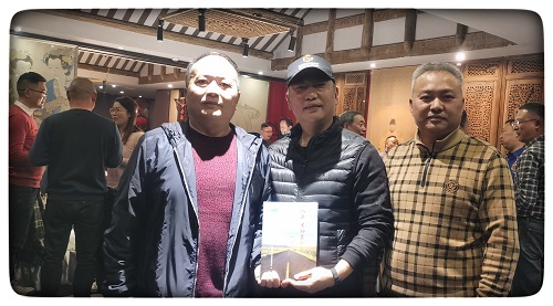 公司向四川省消防协会领导赠送《八千里路云和月》一书