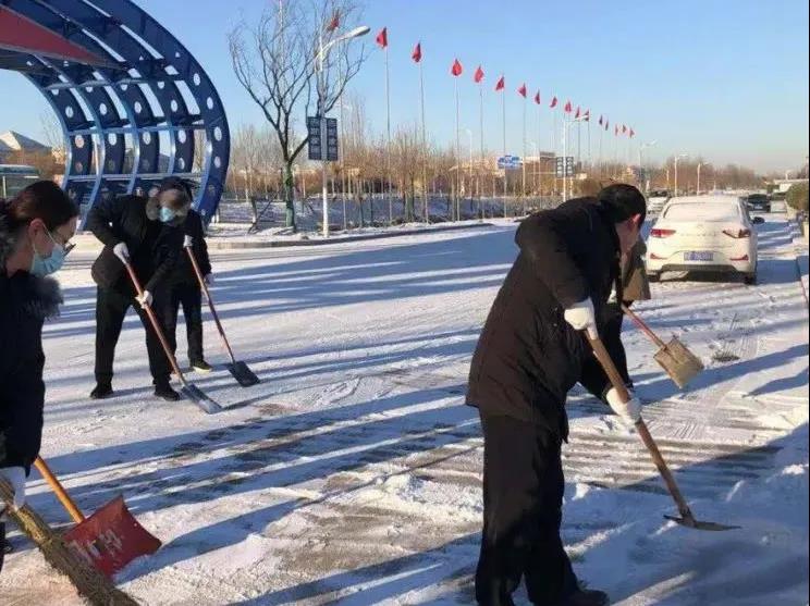 集团广饶公司组织员工扫雪除冰，方便业主、顾客出行