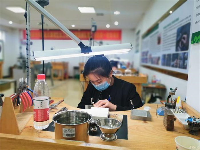 珠宝小匠齐聚广州南华工贸高级技工学校,争夺世界技能大赛入场券 珠宝小匠齐聚广州南华工贸高级技工学校,争夺世界技能大赛入场券