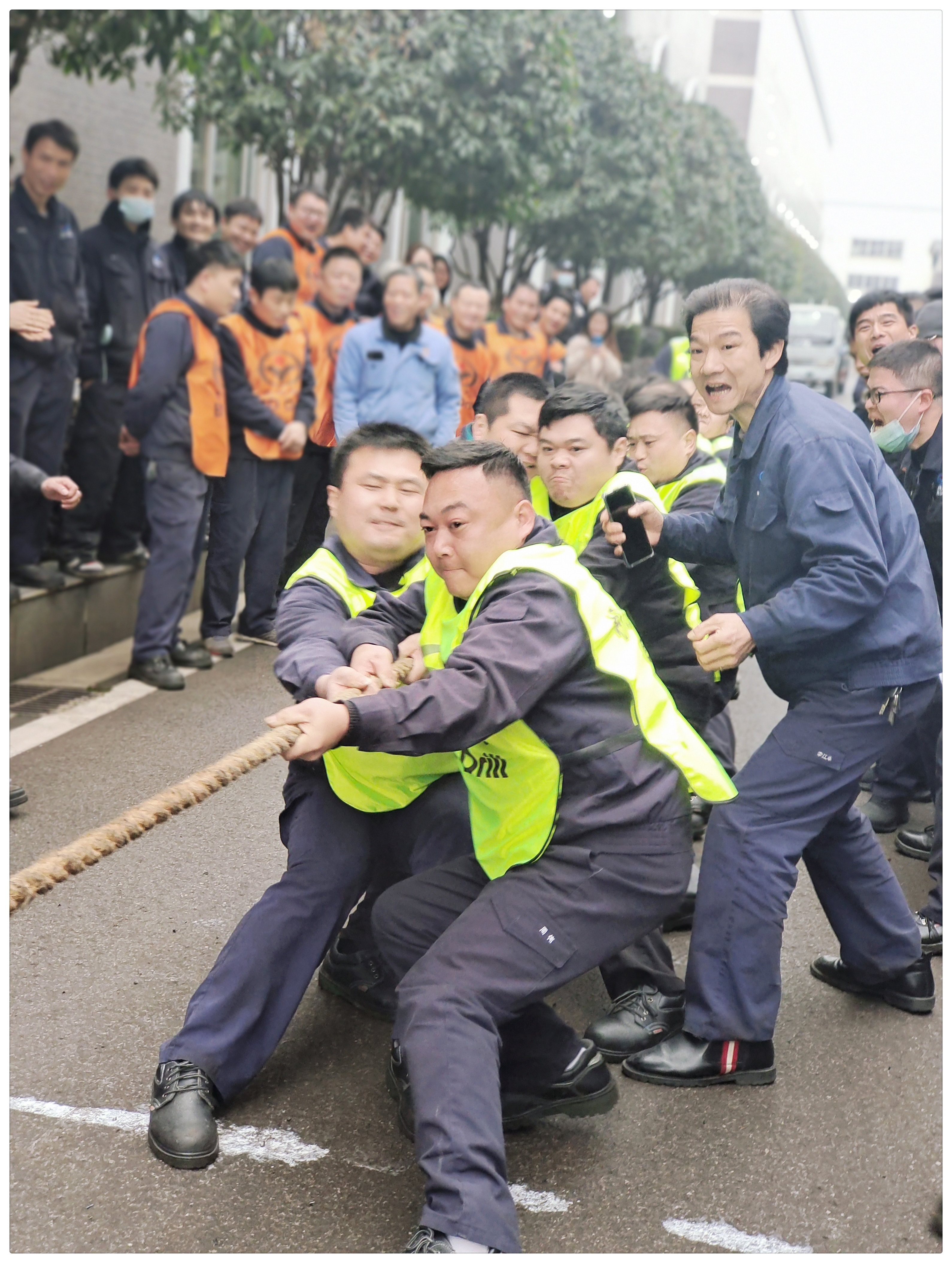 黑金刚机一车间首届拔河比赛圆满落下帷幕